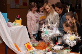 Kiermasz  ozdób wielkanocnych i spektakl teatralny w Gimnazjum w Brzezinach 