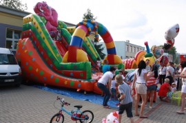 dzieci na placu zabaw 