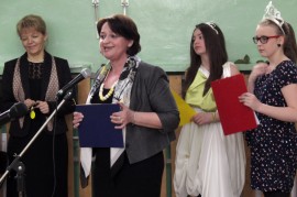 Dyrektor SP2 Anna Mrówka wita przybyłych gości