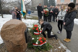 Kwiaty składane przez uczniów Szkoły Podstawowej nr 1