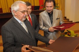 Wręczenie Dariuszowi Stachurze aktu nominacji na honorowego obywatela